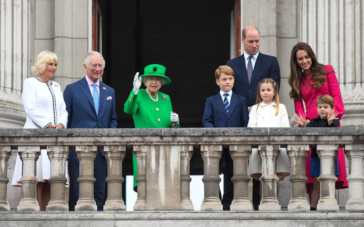 Den brittiska kungafamiljen på balkongen i Buckingham Palace firade drottning Elizabeths 70 år på tronen 5 juni 2022. 