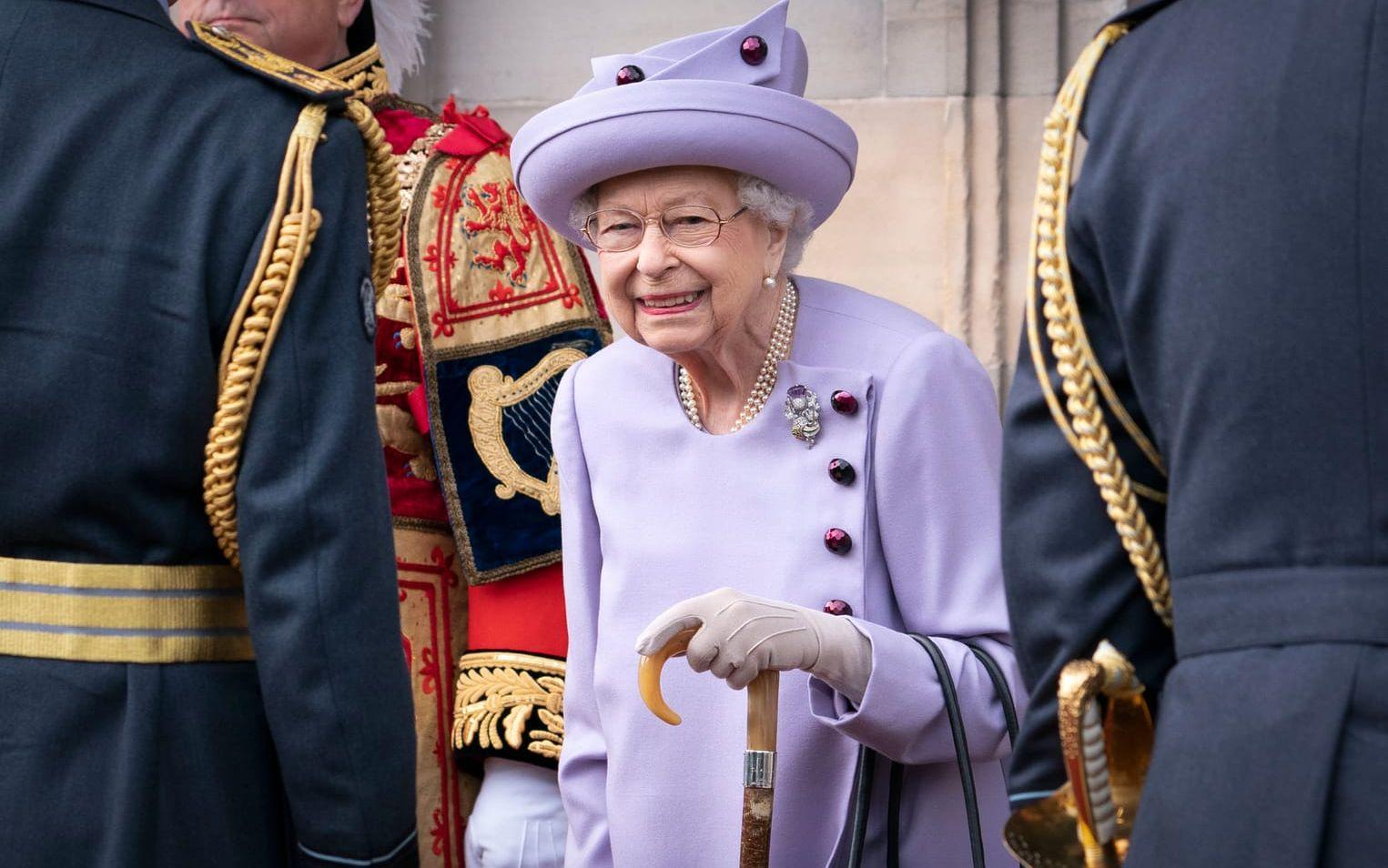Drottning Elizabeth vid en parad utanför slottet Holyrood house i Edinburgh 28 juni 2022.