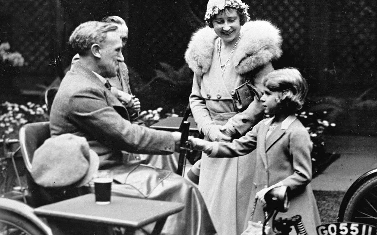 Som sexåring presenterades den dåvarande prinsessan Elizabeth för skadade krigsveterander av sin mor, hertiginnan av York. Bilden är tagen i London 1933.