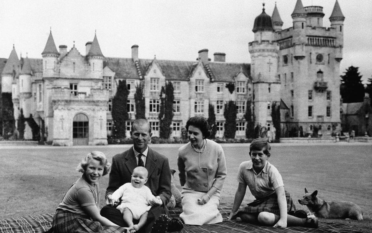 Drottning Elizabeth och prins Philip tillsammans med sina barn prins Charles, prinsessan Anne och prins Andrew utanför slottet Balmoral i Scotland. Bilden är tagen i september 1960.