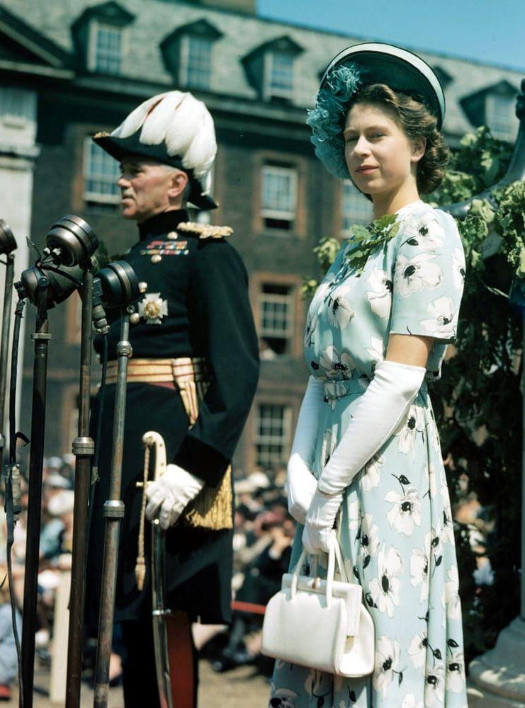 Prinsessan Elizabeth i maj 1947. Hon inspekterade Royal Hospital i Chelsea tillsammans med sjukhusets chef.