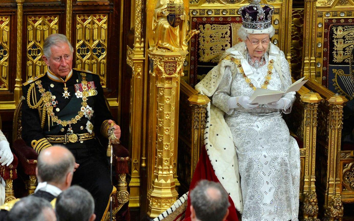 Drottningens traditionella öppnande av parlamentet 2013, tillsammans med sin som kronprins Charles.