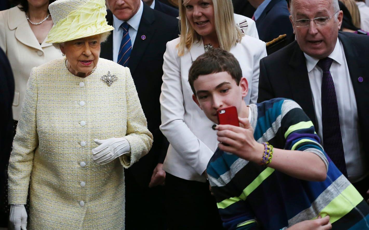 I juni 2013 var drottning Elizabeth i Belfast när en pojke passade på att ta en selfie med henne.