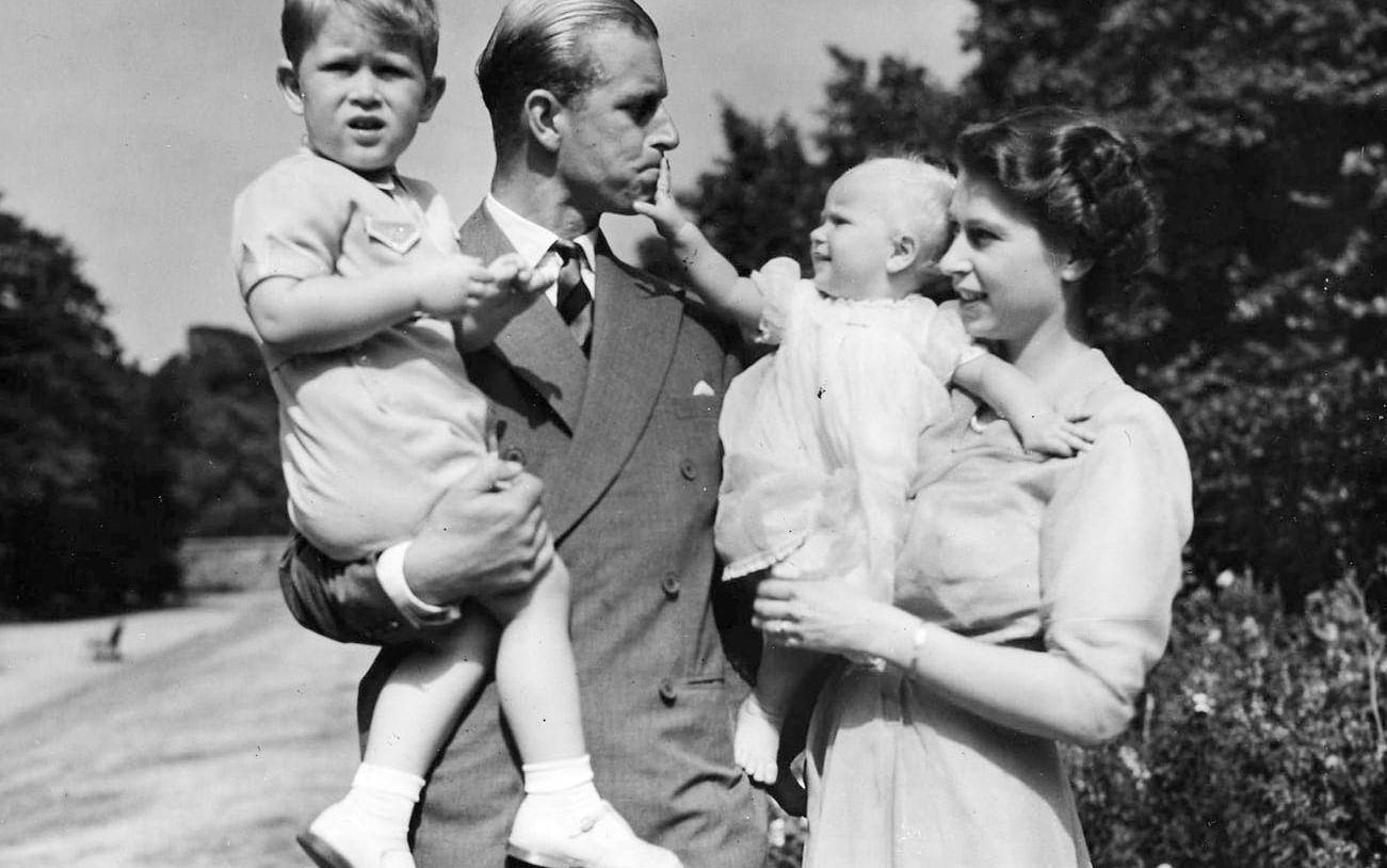 Prinsessan Elizabeth med prins Philip, prins Charles och prinsessan Anne i augusti 1951.