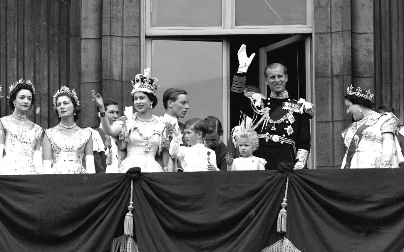 Prinsessan blir drottning. Elizabeth II i Buckingham Palace efter kröningen i Westminster Abbey 2 juni 1953. I bilden syns också prins Philip, prins Charles och prinsessan Anne. Drottningmodern Elizabeth syns längst till höger.