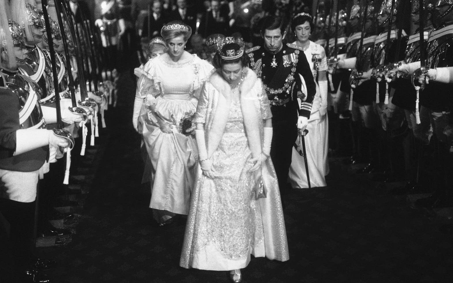 Drottning Elizabeth, prinsessan Diana och prins Charles inför det brittiska parlamentets öppnande 6 november 1984.