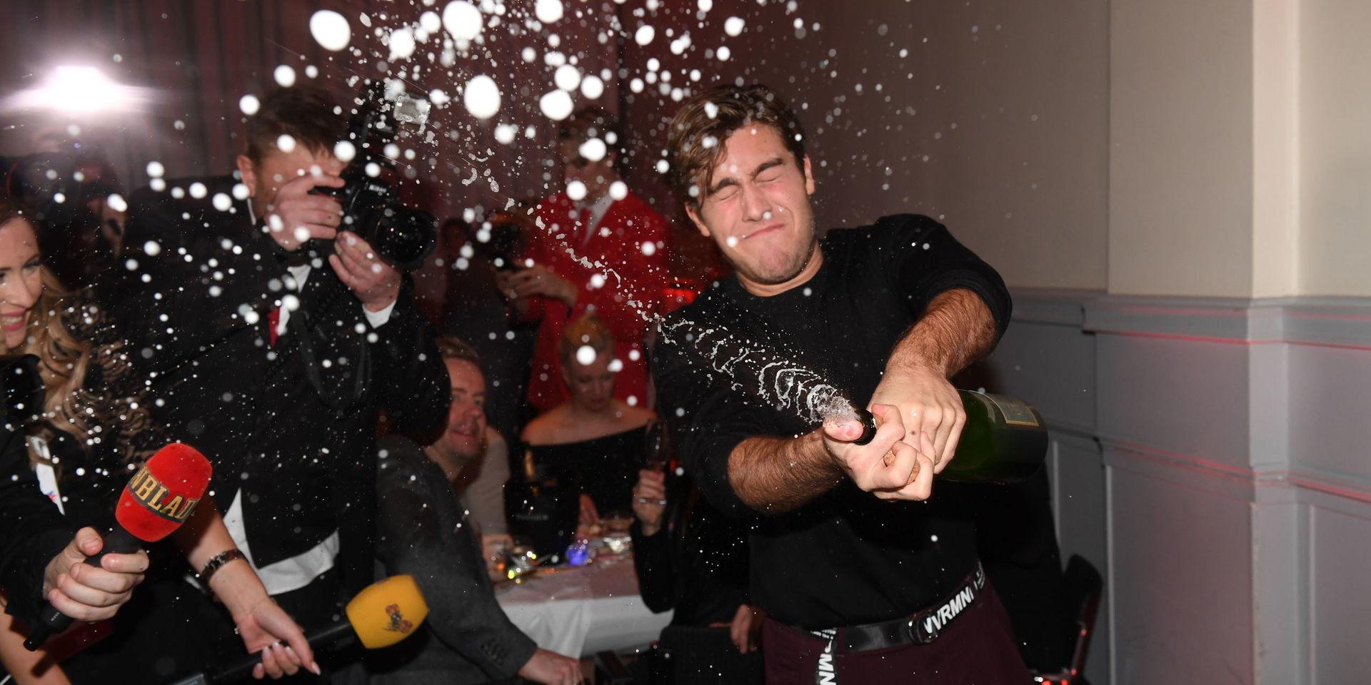 Benjamin Ingrosso sprutar champagne på efterfesten på Elite Stadshotellet Karlstad efter lördagens första deltävling i Melodifestivalen 2018 i Löfbergs Arena.
