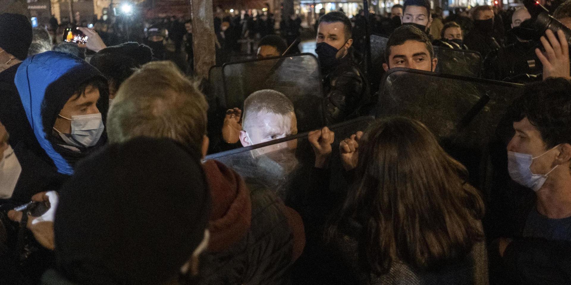 Hätsk stämning mellan migranter, aktivister och polis i Paris i måndags kväll.