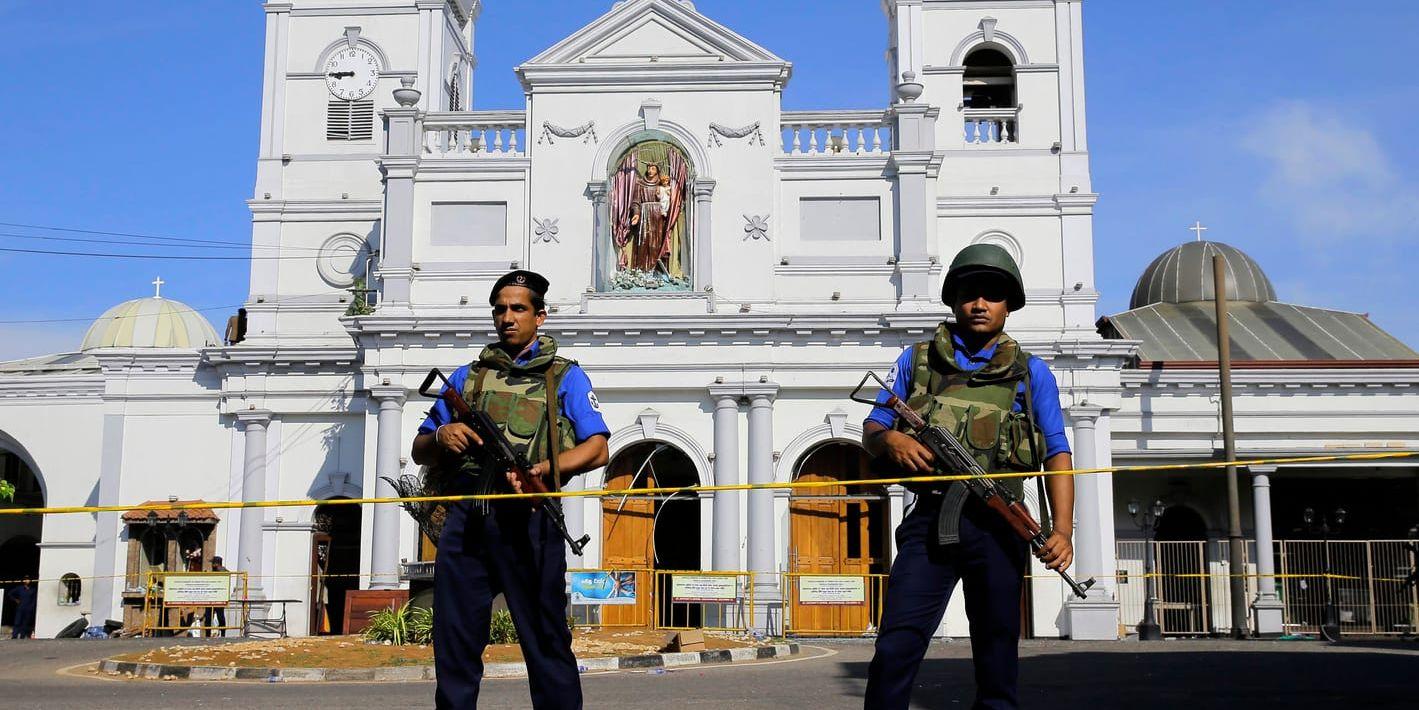 Militärer från den lankesiska flottan bevakar kyrkan S:t Anthony i förorten Kochchikade, Colombo.