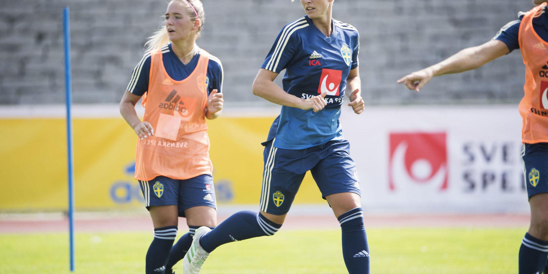 Ronja Aronsson och Rebecka Blomqvist, båda A-landslagsdebutanter, under torsdagens svenska träning på Gutavallen i Visby.