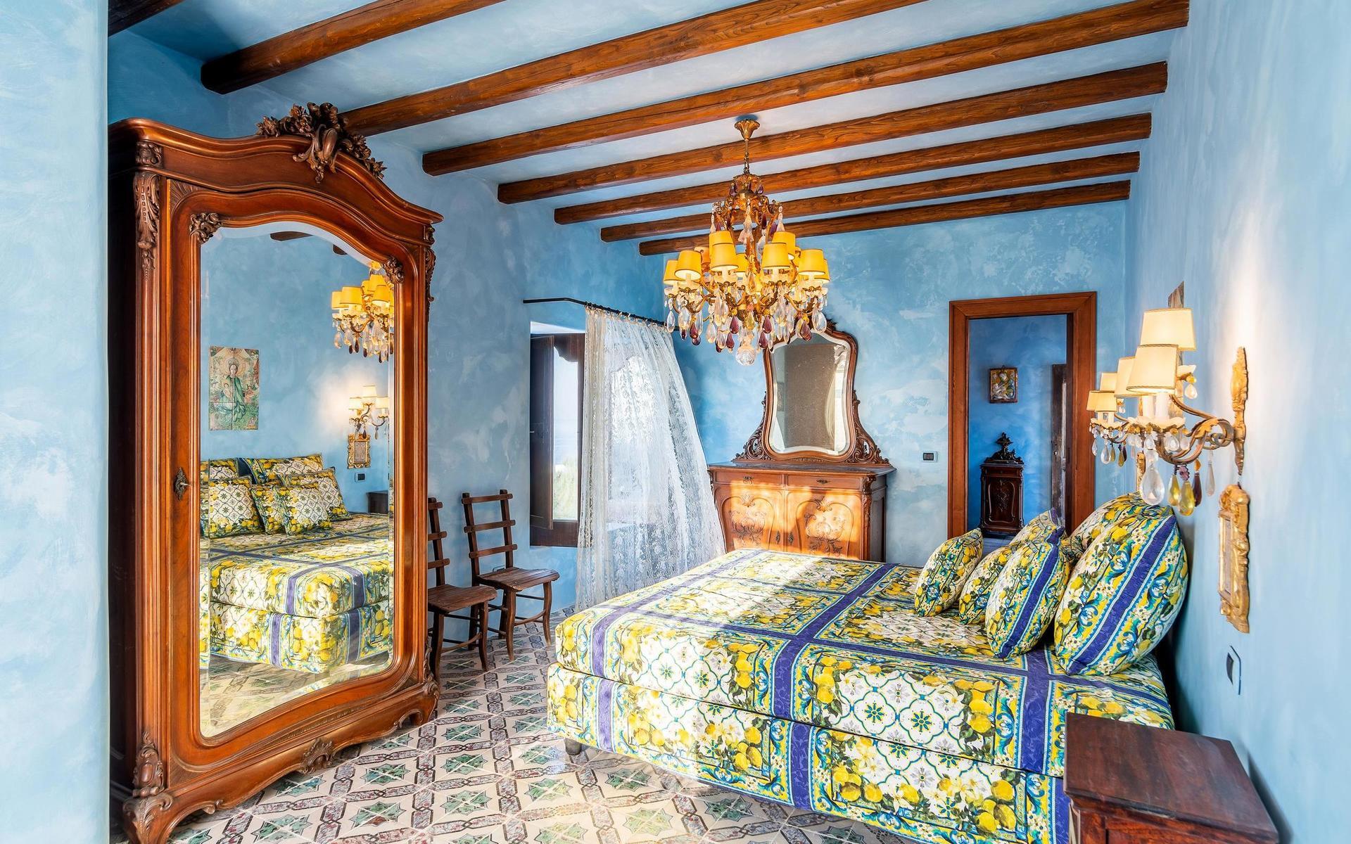 Alla sovrummen är inredda i olika starka färger och många med tyger från Dolce &amp; Gabbana.
