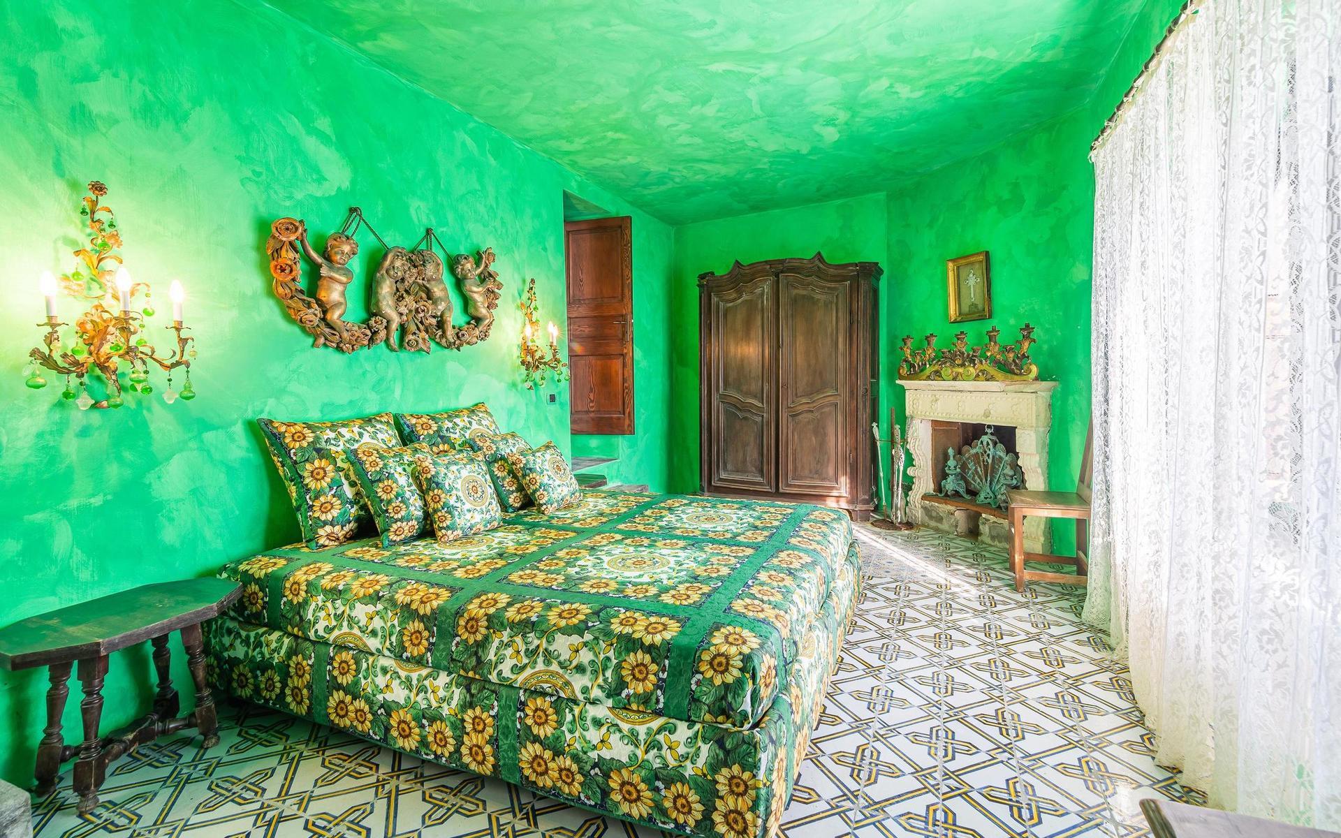 I det gröna sovrummet har till och med rummets luftkonditionering har målats i samma färg som väggarnas.