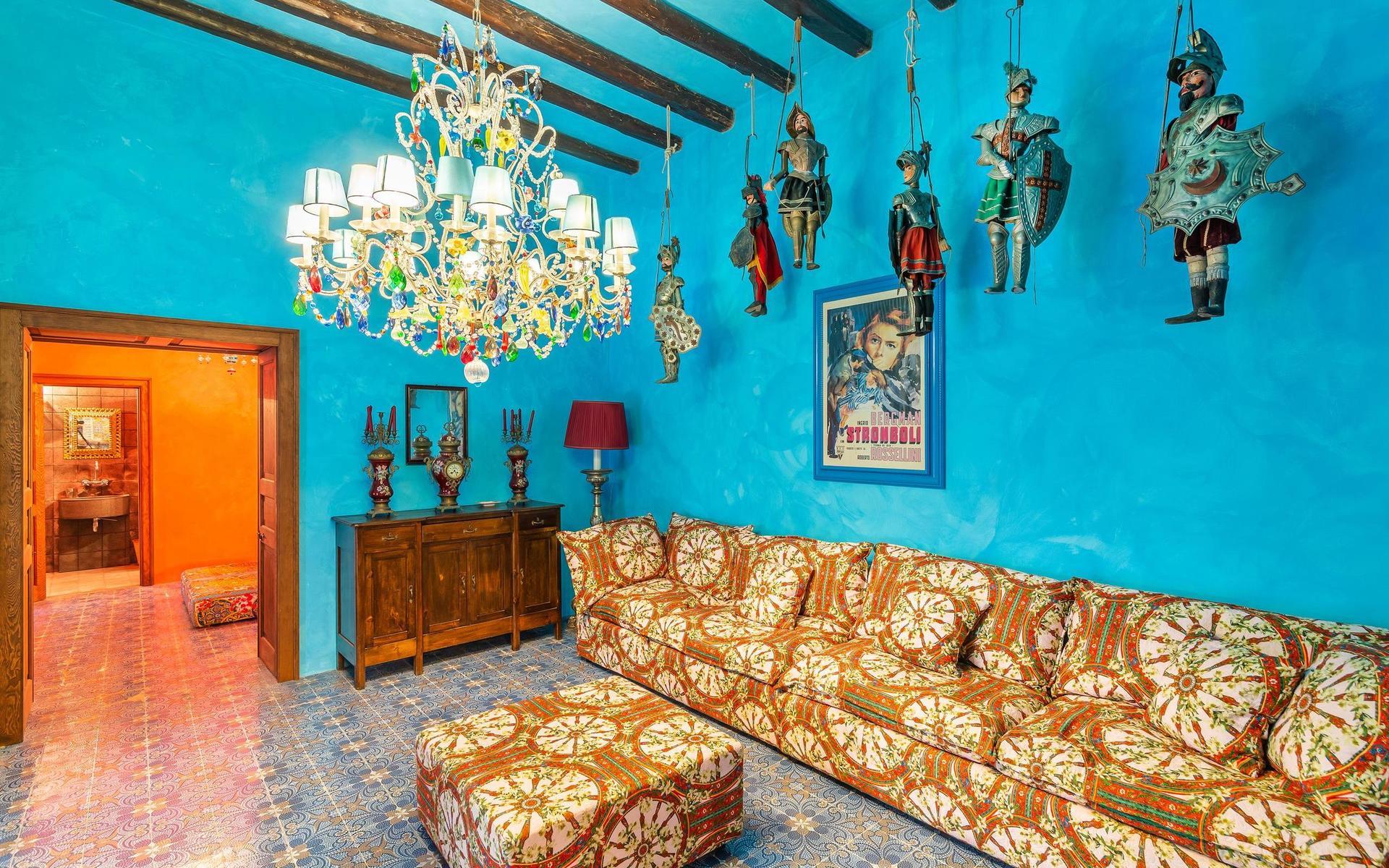 Det blå vardagsrummet med angränsande terrakottafärgat badrum.