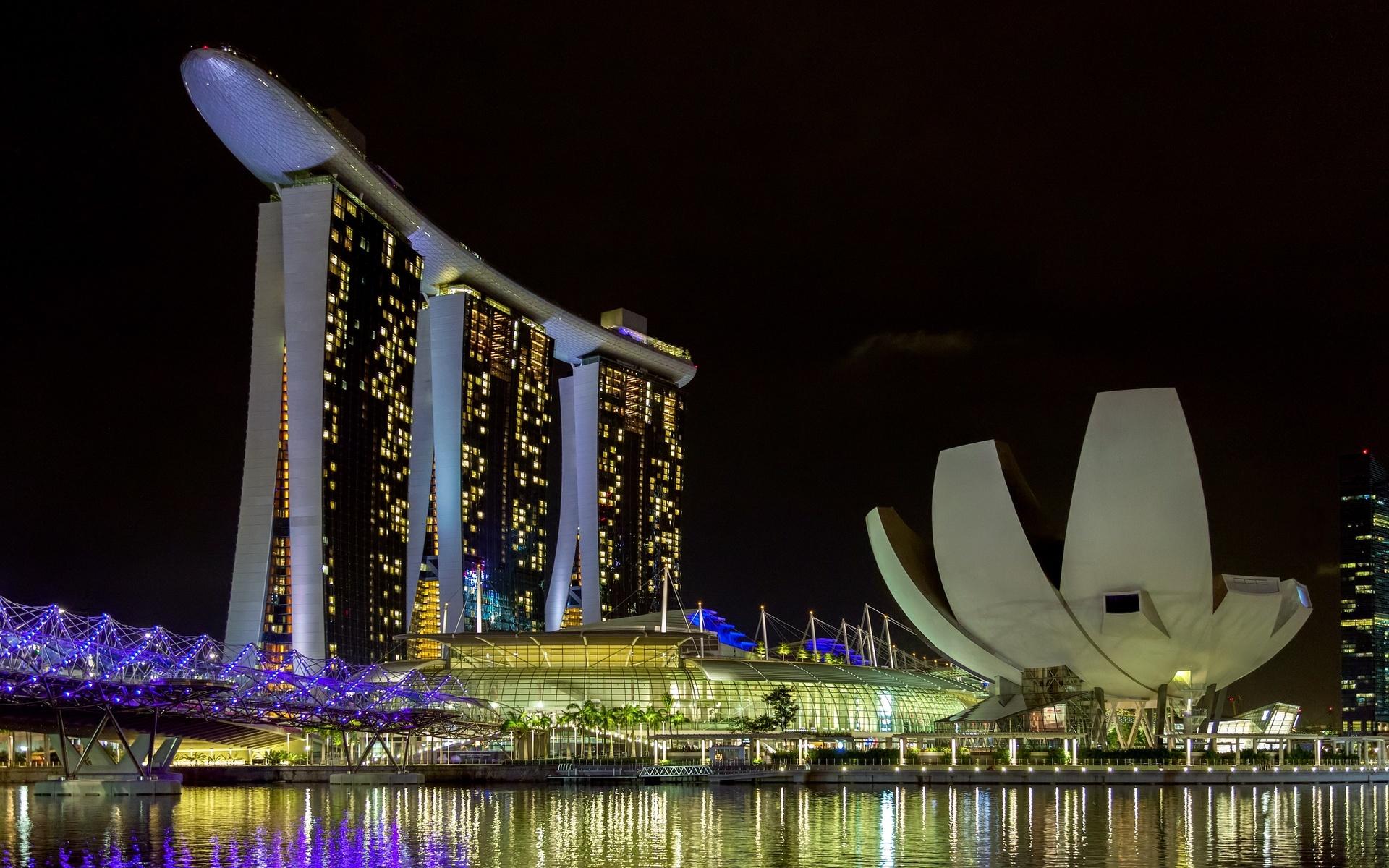 Singapore hamnar på en förstaplats tillsammans med Japan och får enligt Henley Passport Index 192 poäng. På bilder ser vi det kända hotellet Marina Bay Sands i Singapore.