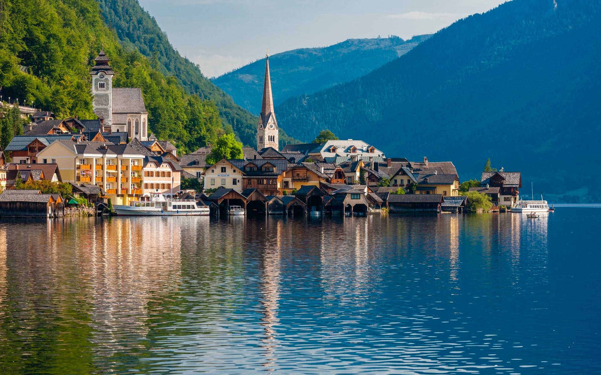 Österrike och Danmark går in på en fjärdeplats och får enligt Henley Passport Index 188 poäng. Bilden är från Hallstatt kommun i Österrike.