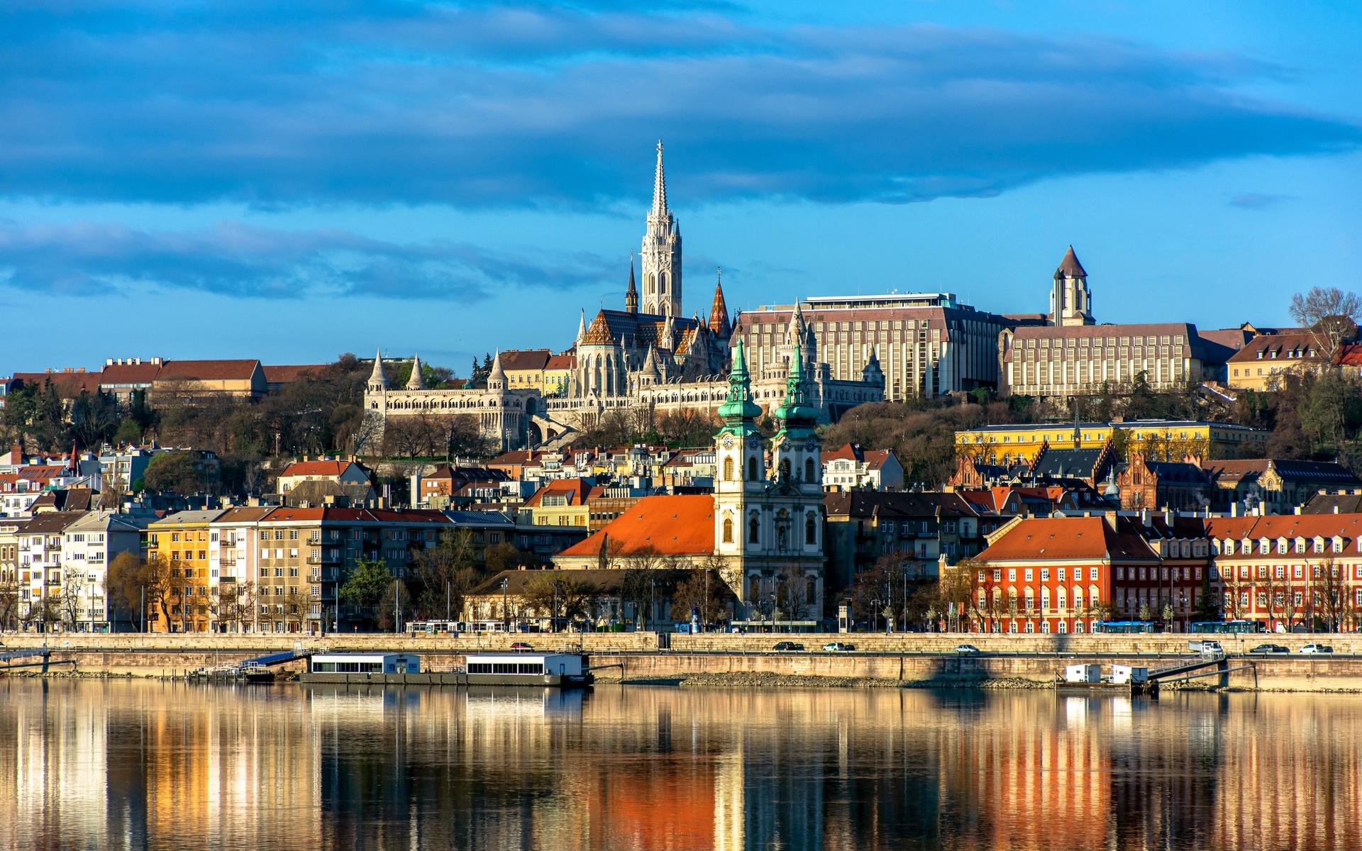 På en niondeplats finns Ungern som enligt Henley Passport Index får 183 poäng. På bilden ser vi delar av Ungerns huvudstad Budapest.