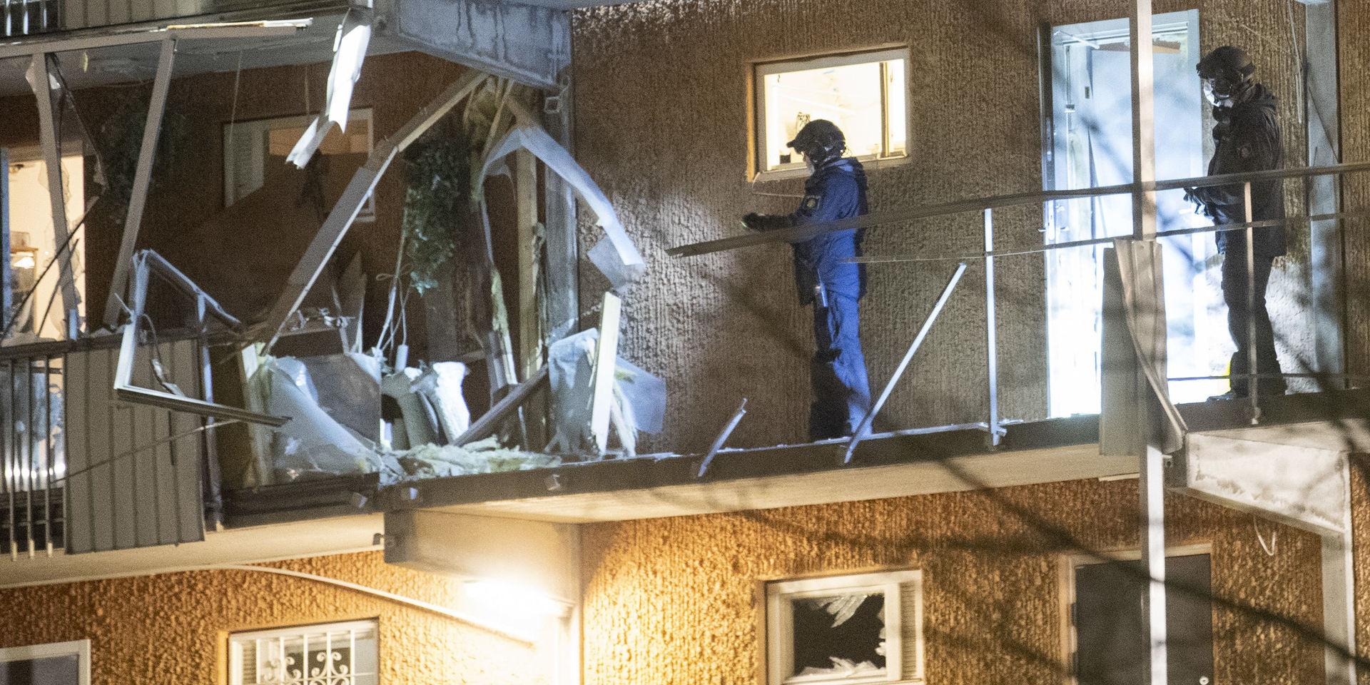 Polisens tekniker undersöker en loftgång där någonting exploderat på Tönsbergsgatan i Husby i nordöstra Stockholm. Explosionen skedde på fjärde våningen och en mängd fönster krossades.