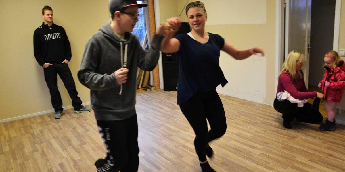 Dansarna Odin Willig och Kristin Nilsson tar en svängom under överinseende av tränaren Tobias Widehn. Dance Port Fjällbacka har flyttat in i lokaler i Brisen, där föreningen också kommer att ha fritidsgårdsverksamhet för barn från trakten.