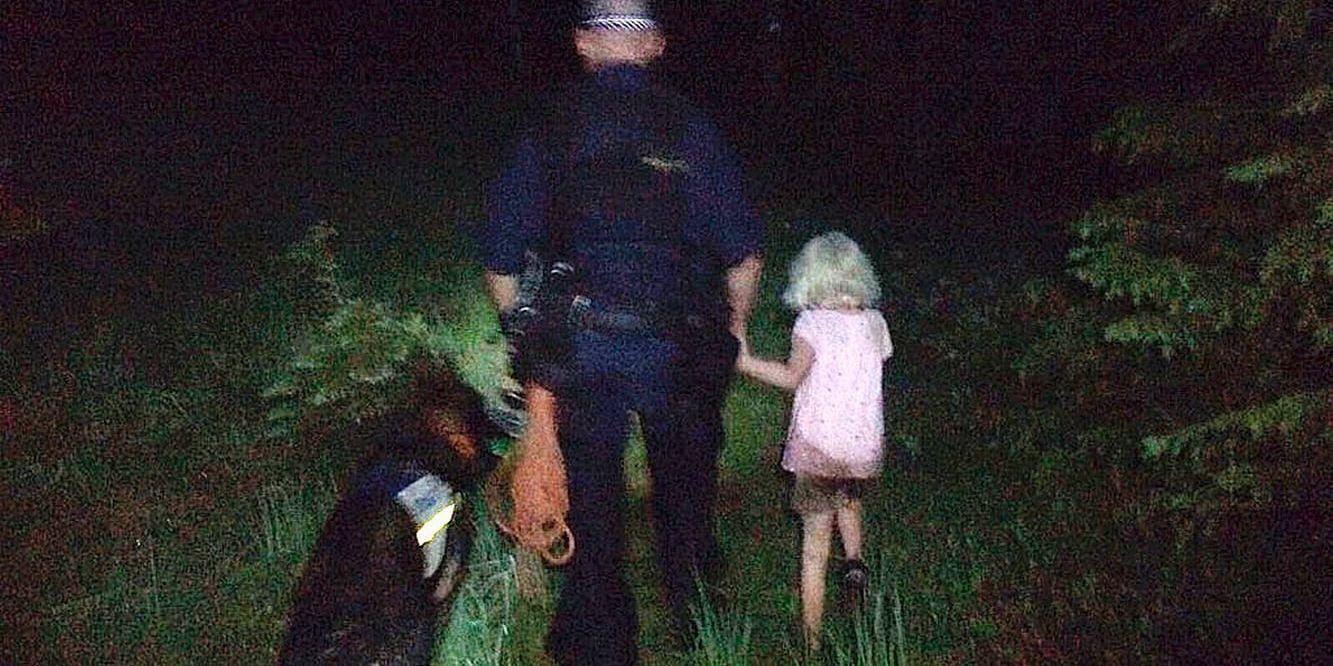 Hundöraren som hittade den sexåriga flickan som var försvunnen i Hudiksvall tog en bild och publicerade på polisens facebook.