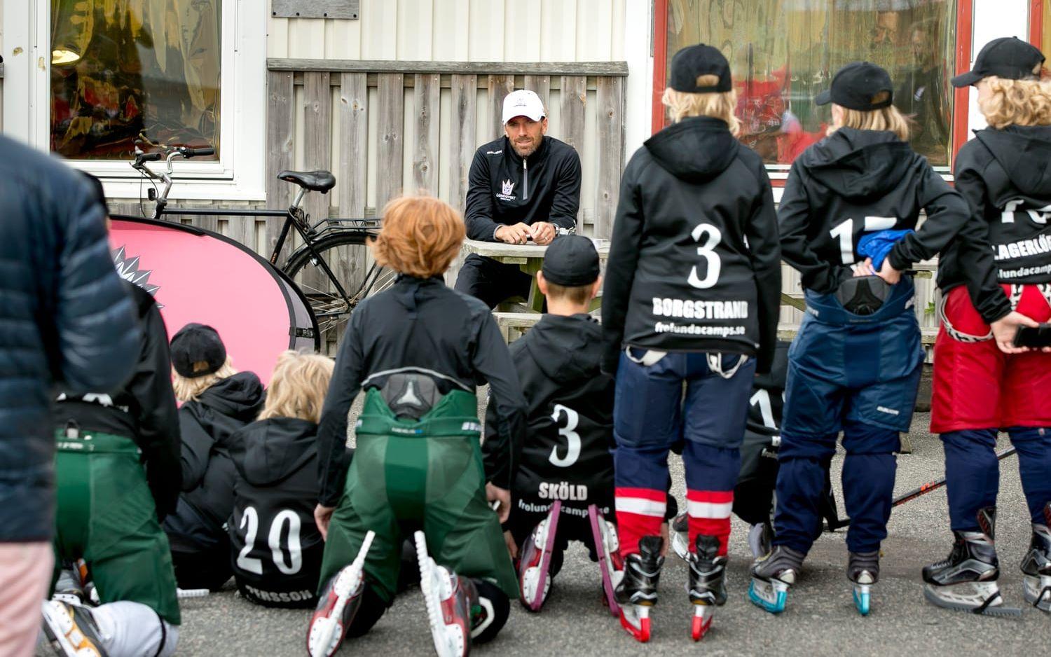 Henrik Lundqvist började dagen ute på Öckerö runt 09.00 med lite autografskrivande. Bild: Per Wahlberg