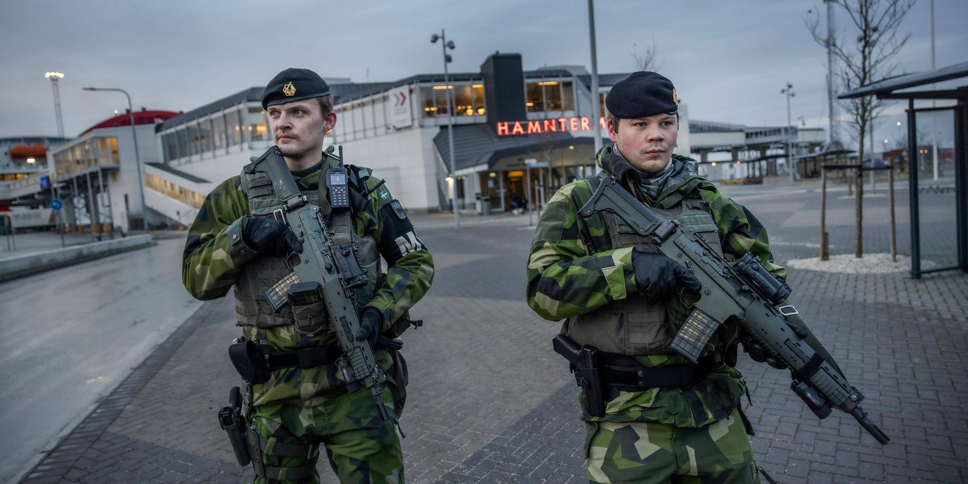 Soldaterna från Gotlands regemente Martin och David patrullerar i Visby hamn på torsdagen.