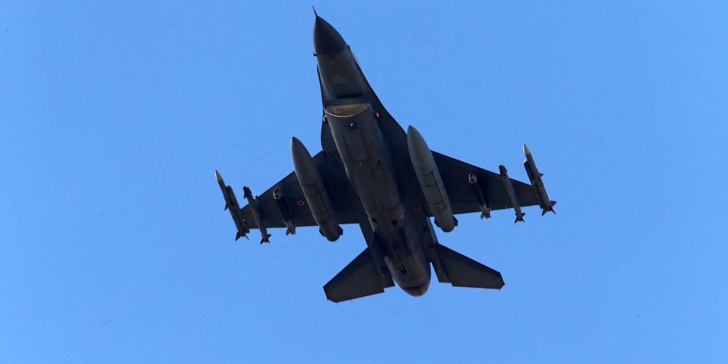 Ett turkiskt stridsflygplan vid en räd mot kurdiska styrkor i Irak och Syrien. Arkivbild från juli 2015.