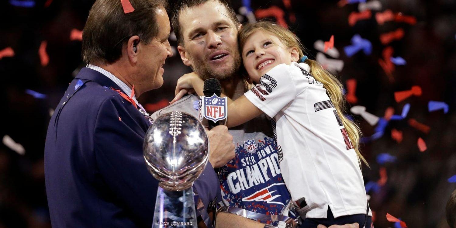 New England Patriots Tom Brady, här med dottern Vivian, skrev NFL-historia med Super Bowl-segern.