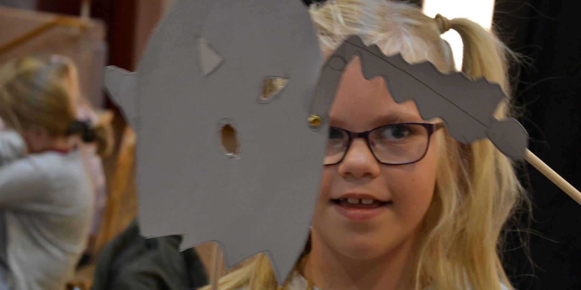 Maja Nilsson, 7, visar stolt upp sitt spöke