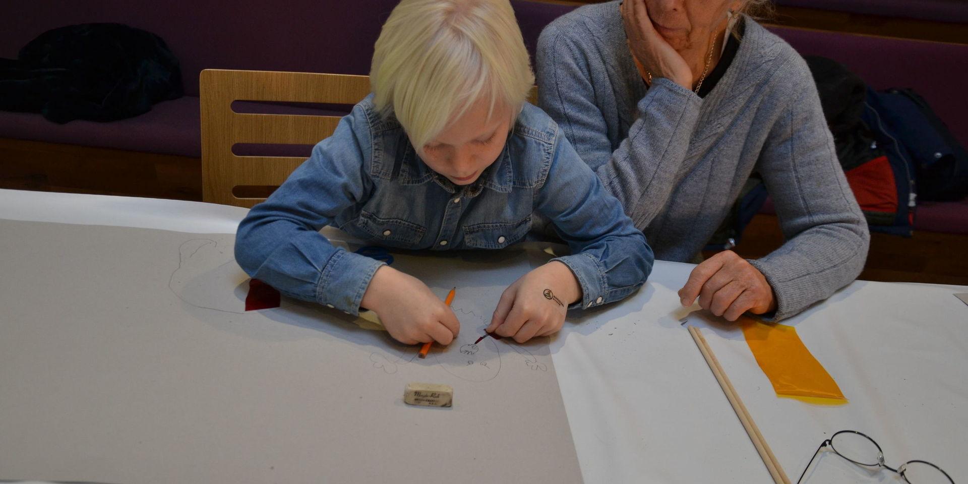 Folke Uddén tillsammans med mormor Christina Almqvist under planeringen av sin skuggfigur