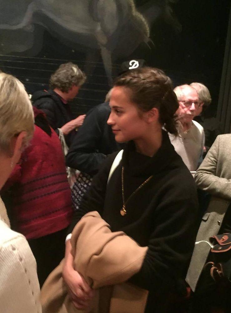 Alicia Vikander minglade med publiken och Royalbiografens vänner på Bio Roy. Foto: Maria Domellöf-Wik.