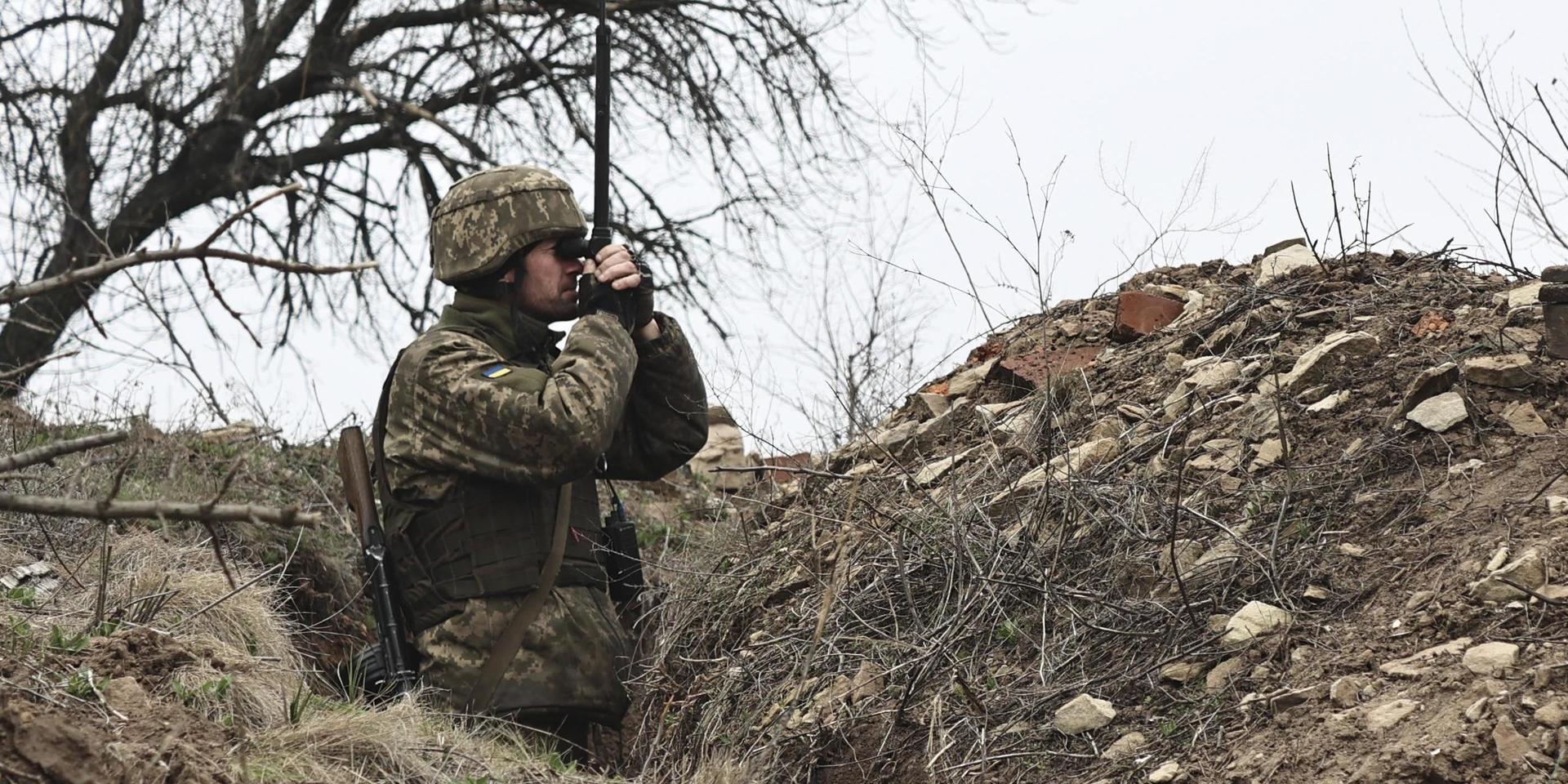 En ukrainsk soldat spanar över frontlinjen mot den ryssvänliga utbrytarrepubliken Donetsk. Spänningarna i östra Ukraina har tilltagit på sistone med ett skarpt ordkrig mellan Ryssland och Nato.