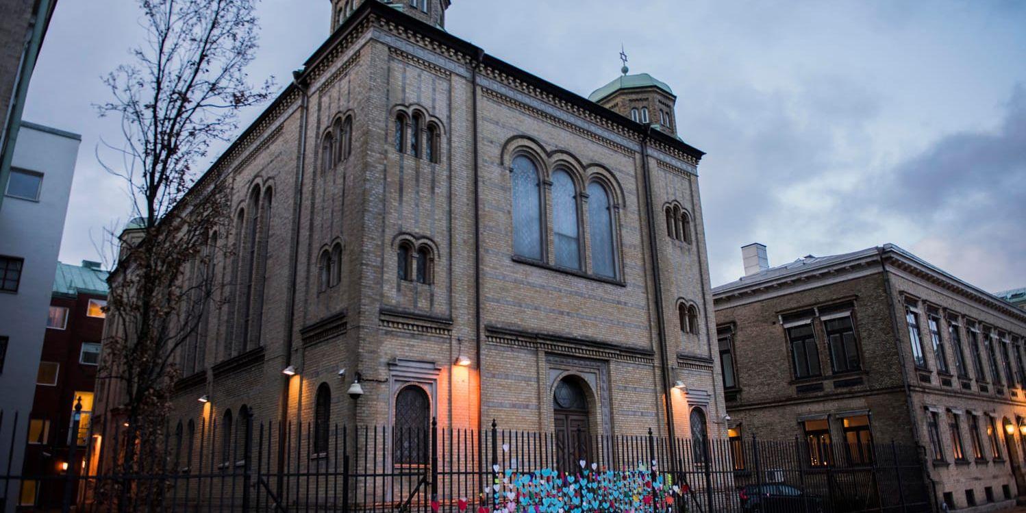 Synagogan i Göteborg utsattes för en brandattack i december 2017. På det staket som omger synagogan fäste göteborgare kärlekshälsningar till församlingen efter händelsen. Nu har Högsta domstolen beslutat att utvisa en av de män som dömdes för dådet. Arkivbild.