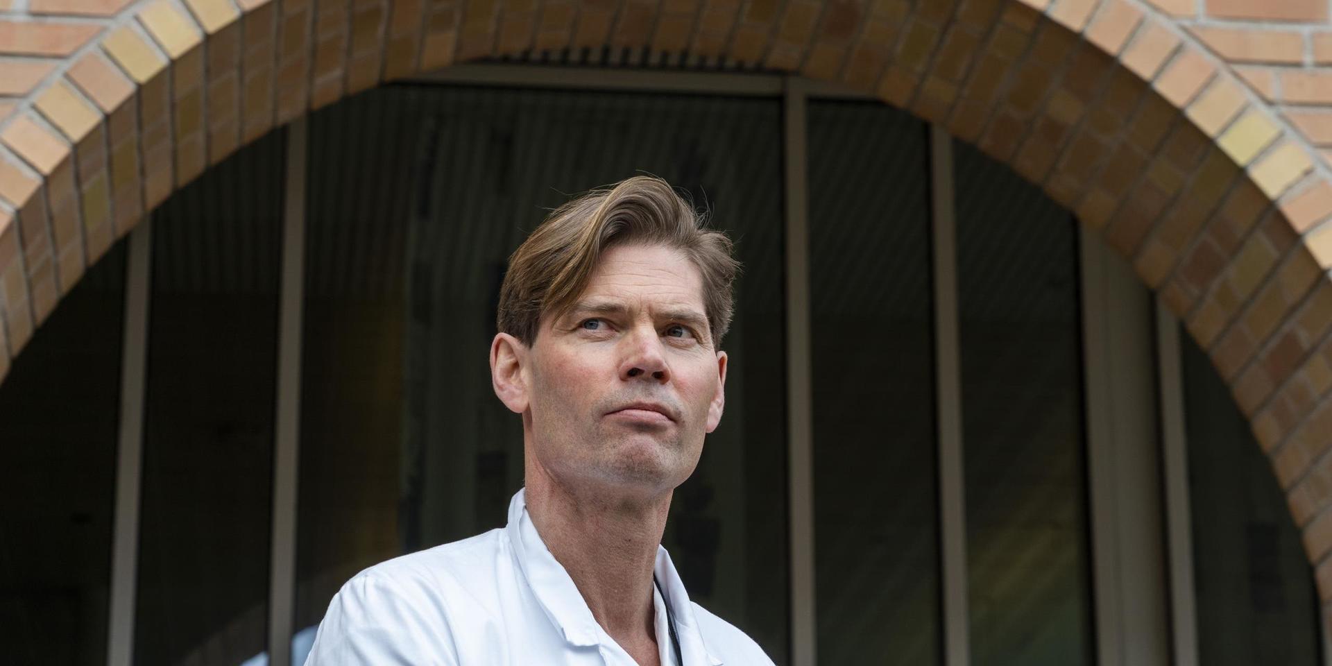 Pål Andre Holme, professor och överläkare vid Oslos universitetssjukhus, håller presskonferens utanför sjukhuset.