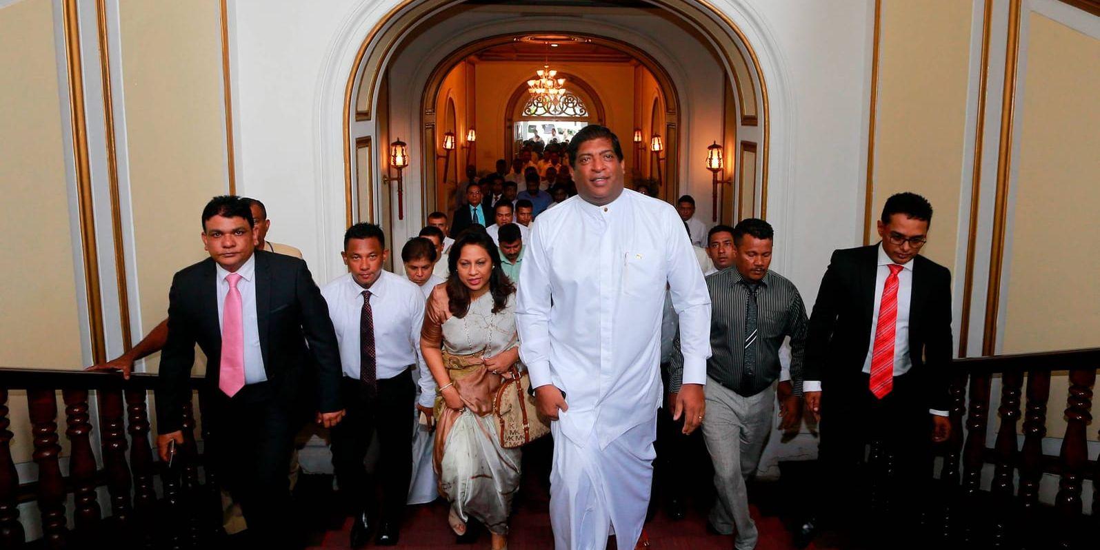 Sri Lankas före detta utrikesminister Ravi Karunanayake, i mitten, inför sitt tillträde i maj i år.