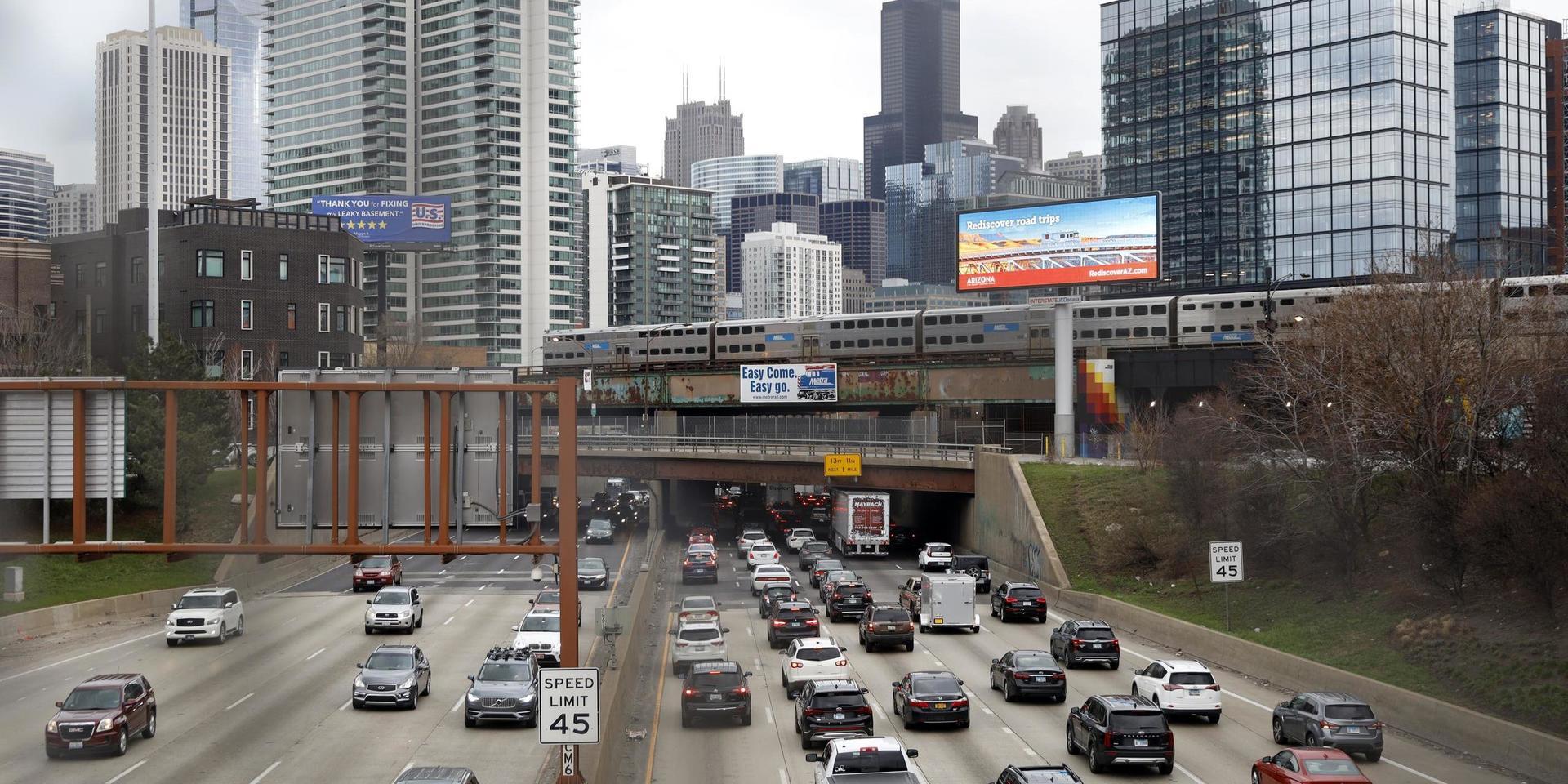 Bil- och tågtrafik i Chicago i Illinois. Arkivbild.