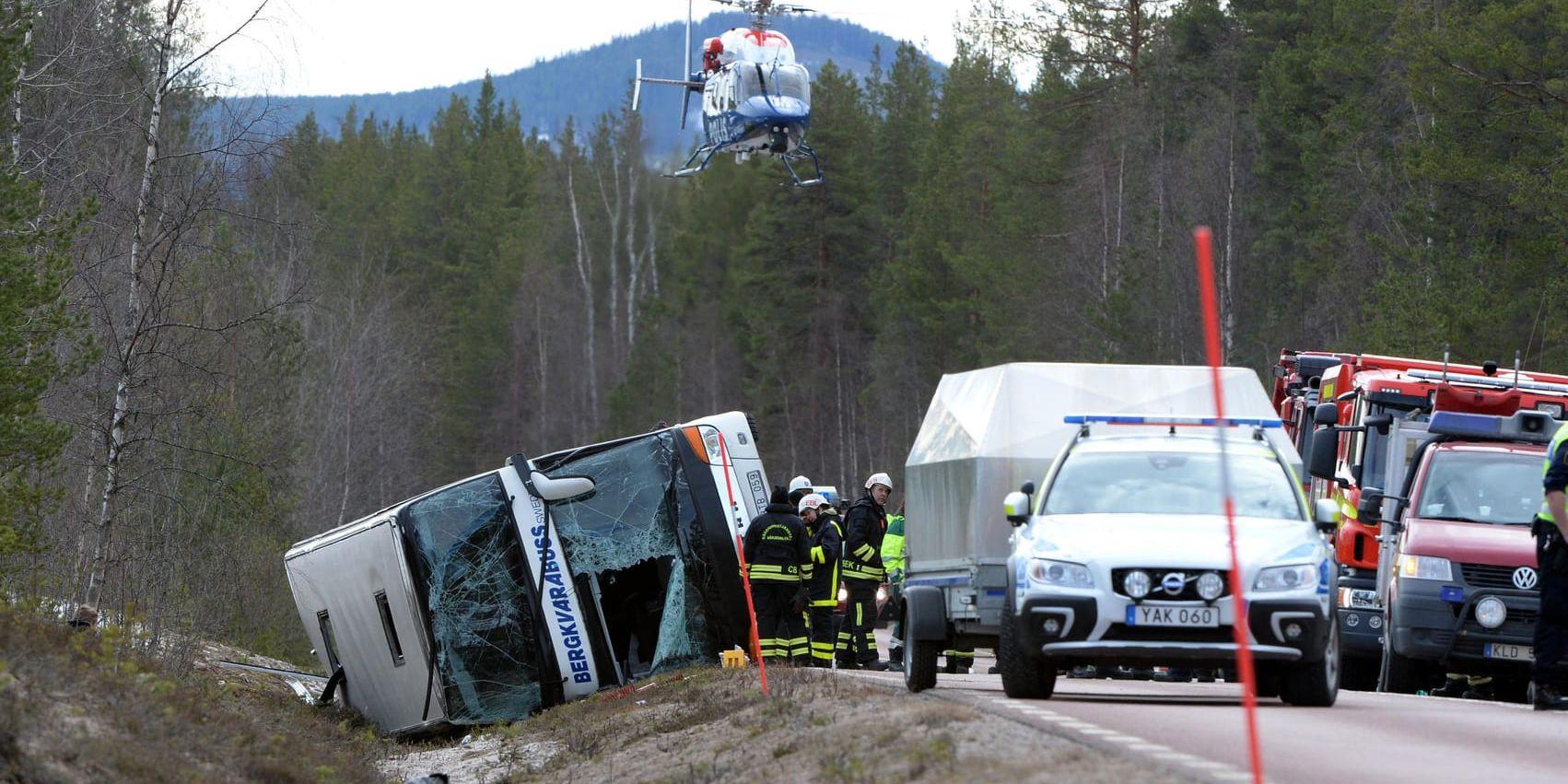 Tre ungdomar omkom och 38 personer skadades i en bussolycka i Härjedalen. Nu pågår rättegången mot busschauffören i Borås tingsrätt. Arkivbild.