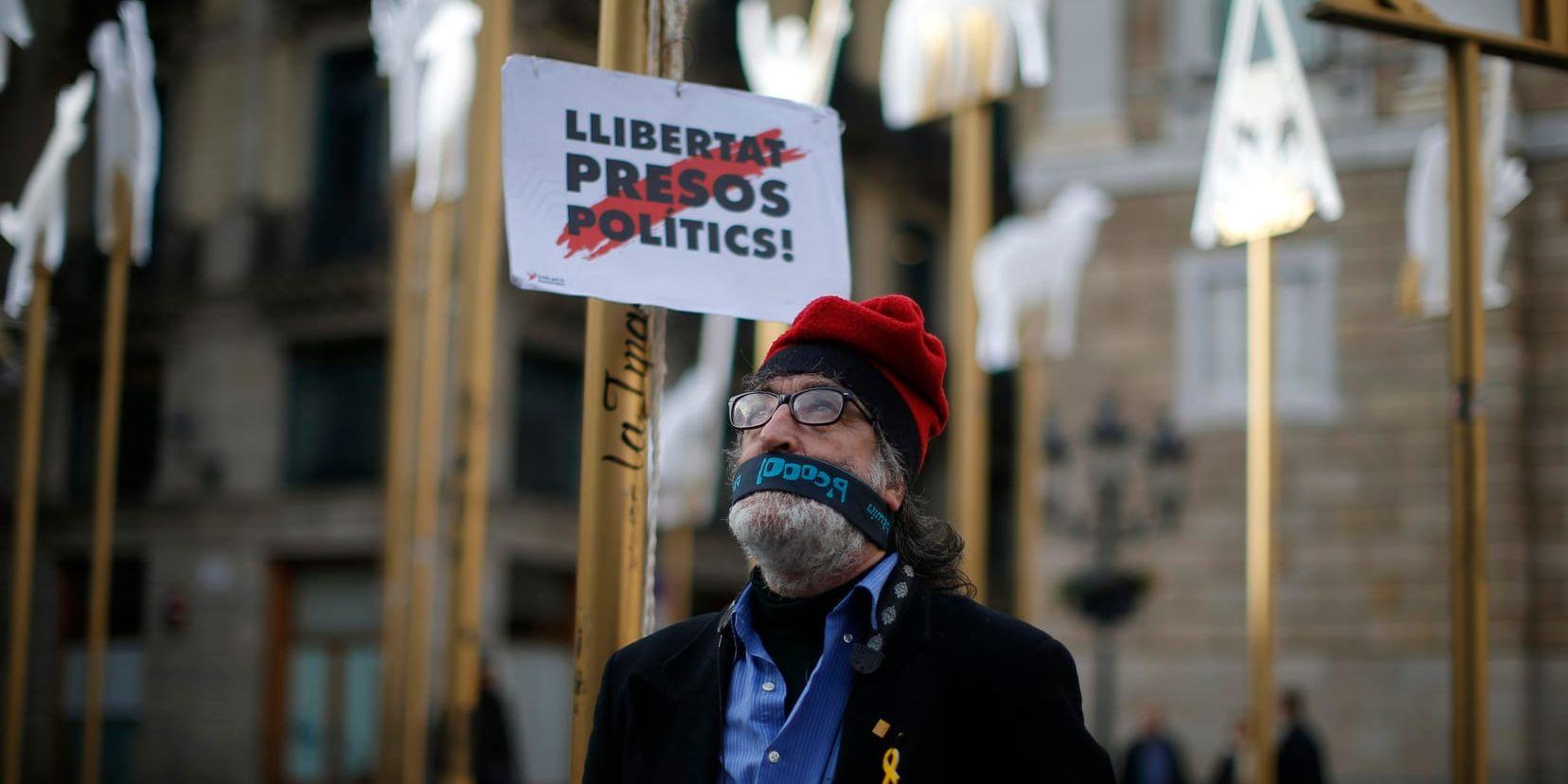 Frige de politiska fångarna! ropar plakaten. Att sju valda politiker är i landsflykt eller fängelse komplicerar regeringsbildningen för separatistblocket i Katalonien.