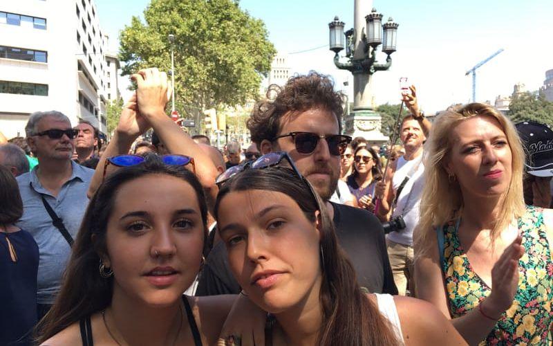 Barcelonaborna Mireia Masferrer och Laura, båda 19 år, beskriver en känsla av handlingsförlamning inför terrordådet. De har gått till platsen för att visa solidaritet med offren. Bild: TT