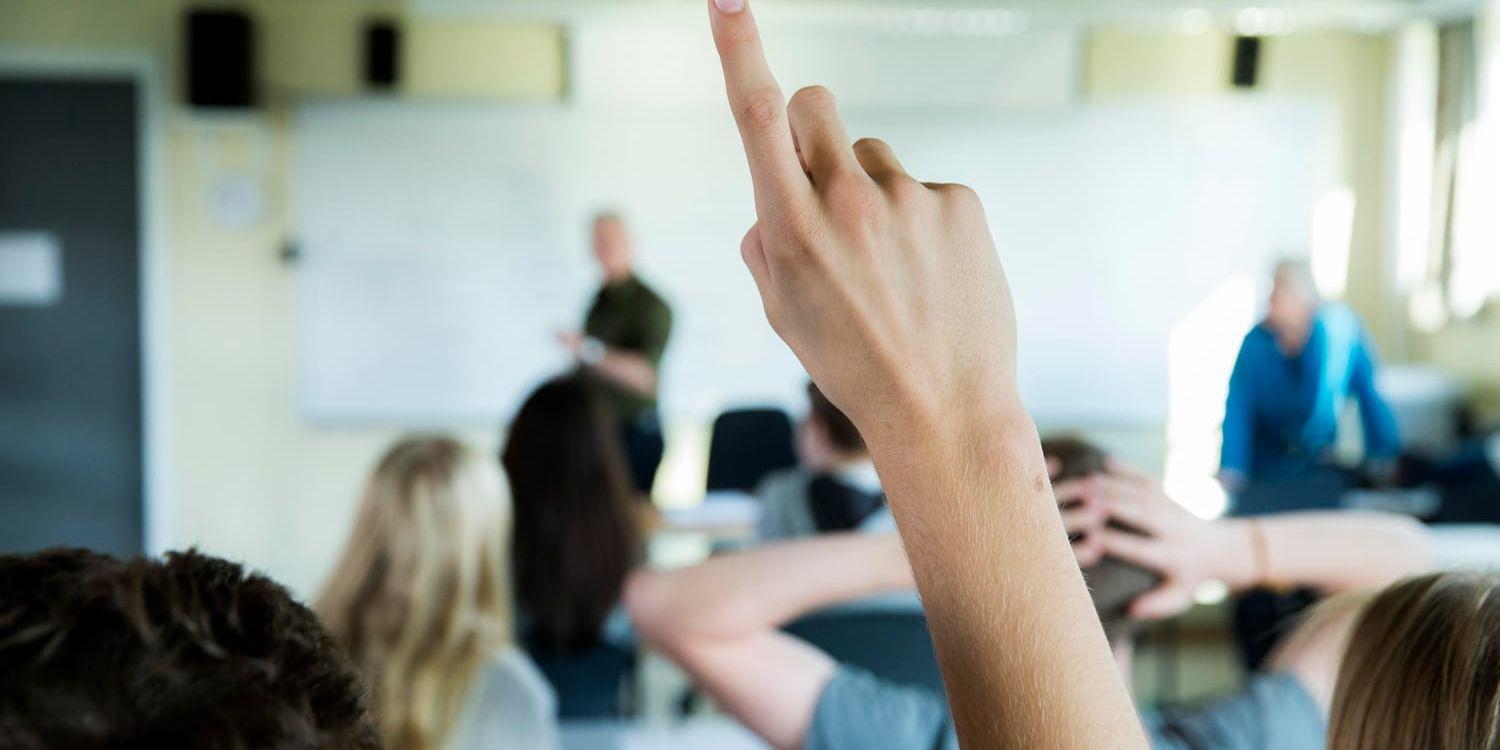 En lärare i Örebro varnas efter att ha haft en fysisk relation med en elev. Arkivbild.
