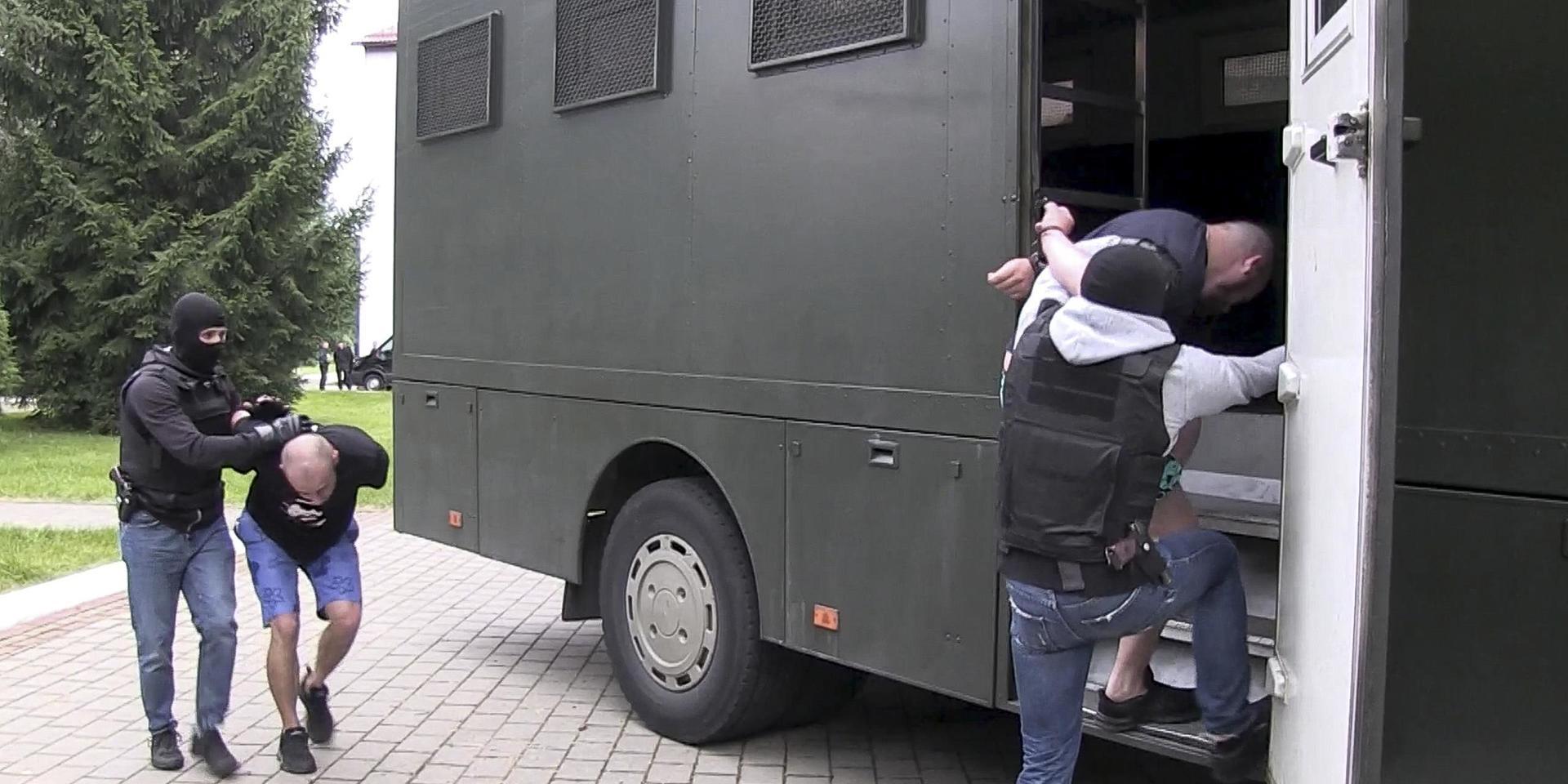 Belarusiska säkerhetsstyrkor grep mer än 30 personer som misstänks arbeta för ett ryskt säkerhetsföretag. Nu vill Ukraina att 28 av dem utlämnas eftersom de misstänks ha deltagit i strider i östra Ukraina.