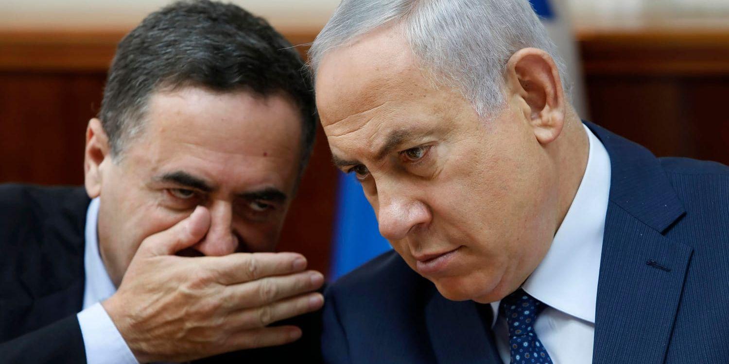 Israels premiärminister Benjamin Netanyahu tillsammans med sin nye utrikesminister Israel Katz. Arkivbild.