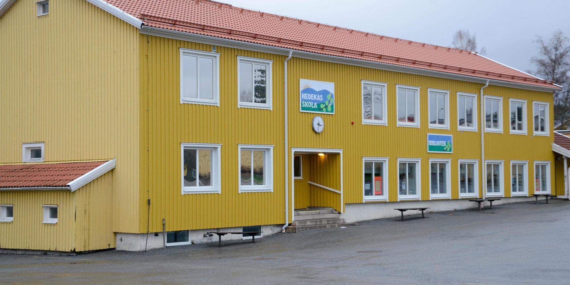 Räddningstjänsten kräver omedelbara åtgärder när det gäller utrymningen från andra våningen på Hedekas skola. Men kommunen vill vänta.