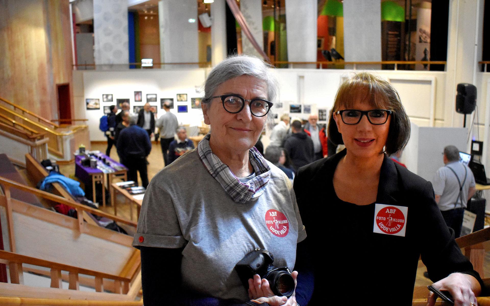 Berit Kjörnsberg, tävlingsansvarig, och Ann-Marie Genne, ordförande för ABF Uddevallas fotoklubb.