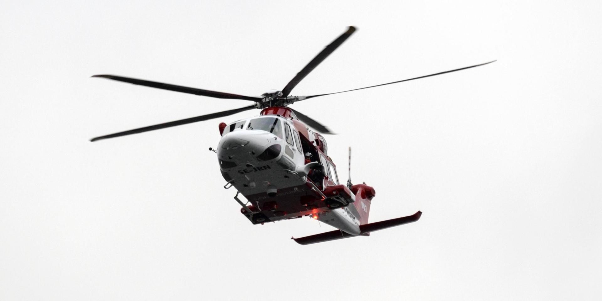 En man har omkommit i samband med en segeltur i Stockholms skärgård. Bland annat deltog en räddningshelikopter i räddningsinsatsen. Arkivbild.