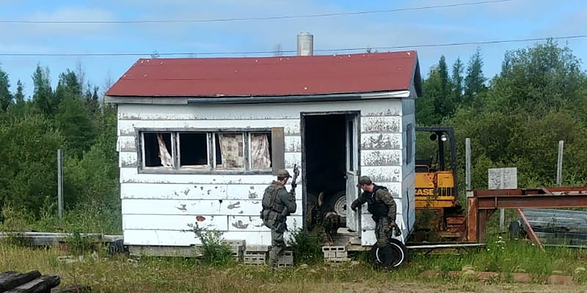 Polisen söker igenom ett hus i Manitoba i slutet av juli, i jakt på de två misstänkta mördare som senare hittades döda. Arkivbild.