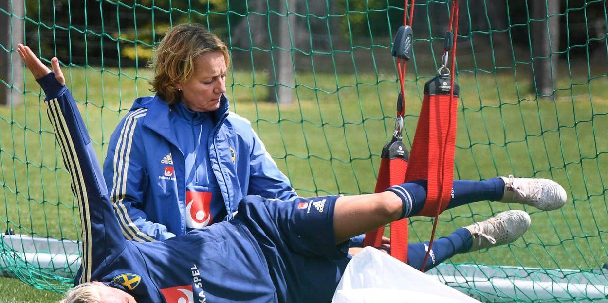 Caroline Seger kör rehabträning med landslagets fysioterapeut Annica Näsmark efter fotbollslandslagets träning i Guichen strax utanför Rennes.