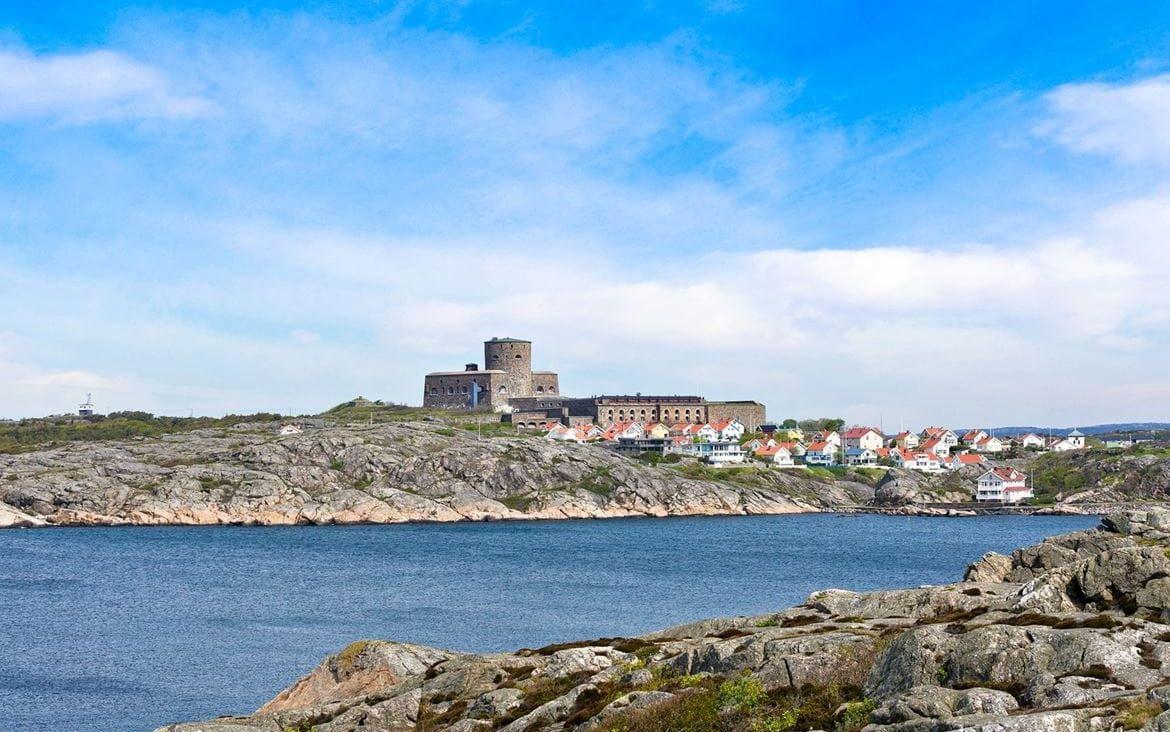 Från fastigheten syns Carlstens fästning på Marstrandsön. Foto: Bjurfors/SE360