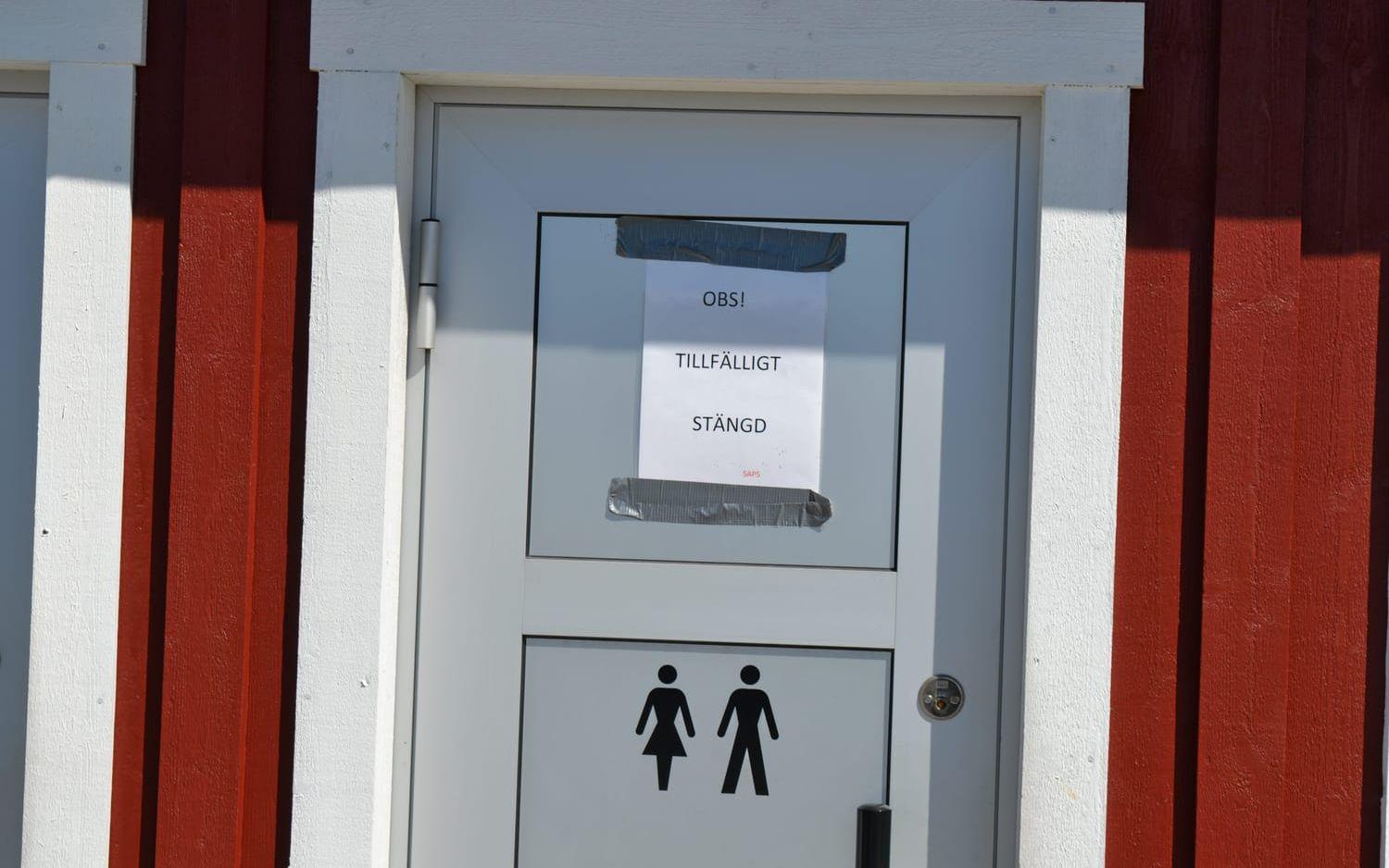 När städpersonalen på rastplatsen i Ljungskile upplevde sig hotade av personer som sov på toaletterna stängdes toaletterna.Foto: Ulf Blomgren