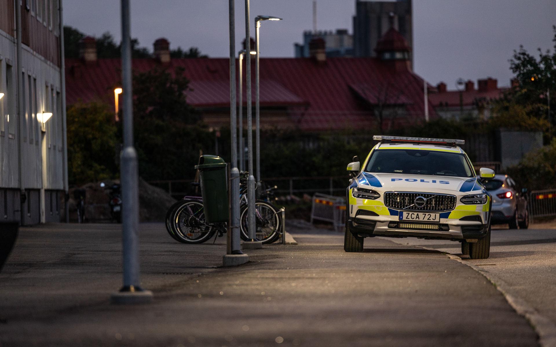 En man i 30-årsåldern blev under onsdagskvällen knivskuren i centrala Uddevalla.