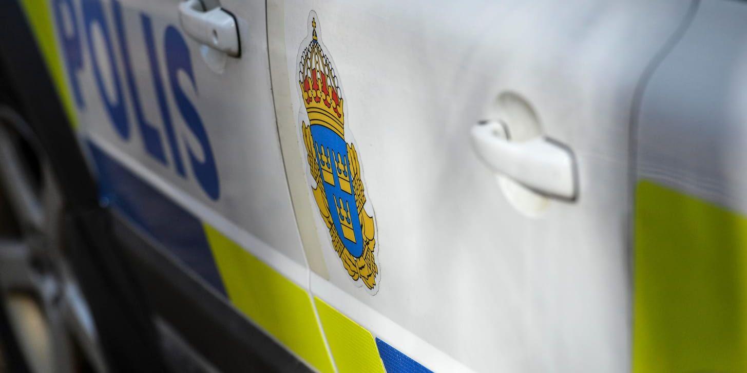 Polisen letar efter en man med yxa som har uppträtt hotfullt vid en skola i Svenljunga. Arkivbild.